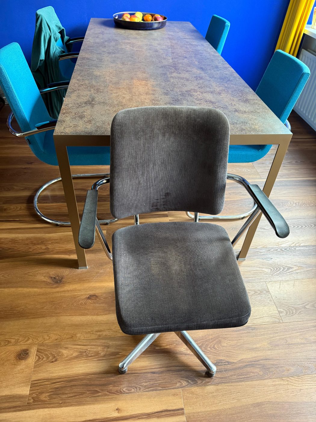 Versleten corduroy bureaustoel met chromen frame voor het herstofferen